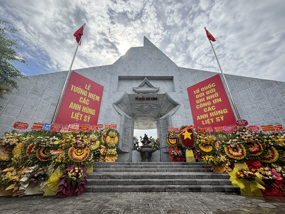 hoa khoi tra my dang huong, tri an anh hung liet si tai nghia trang mien trung hinh anh 1