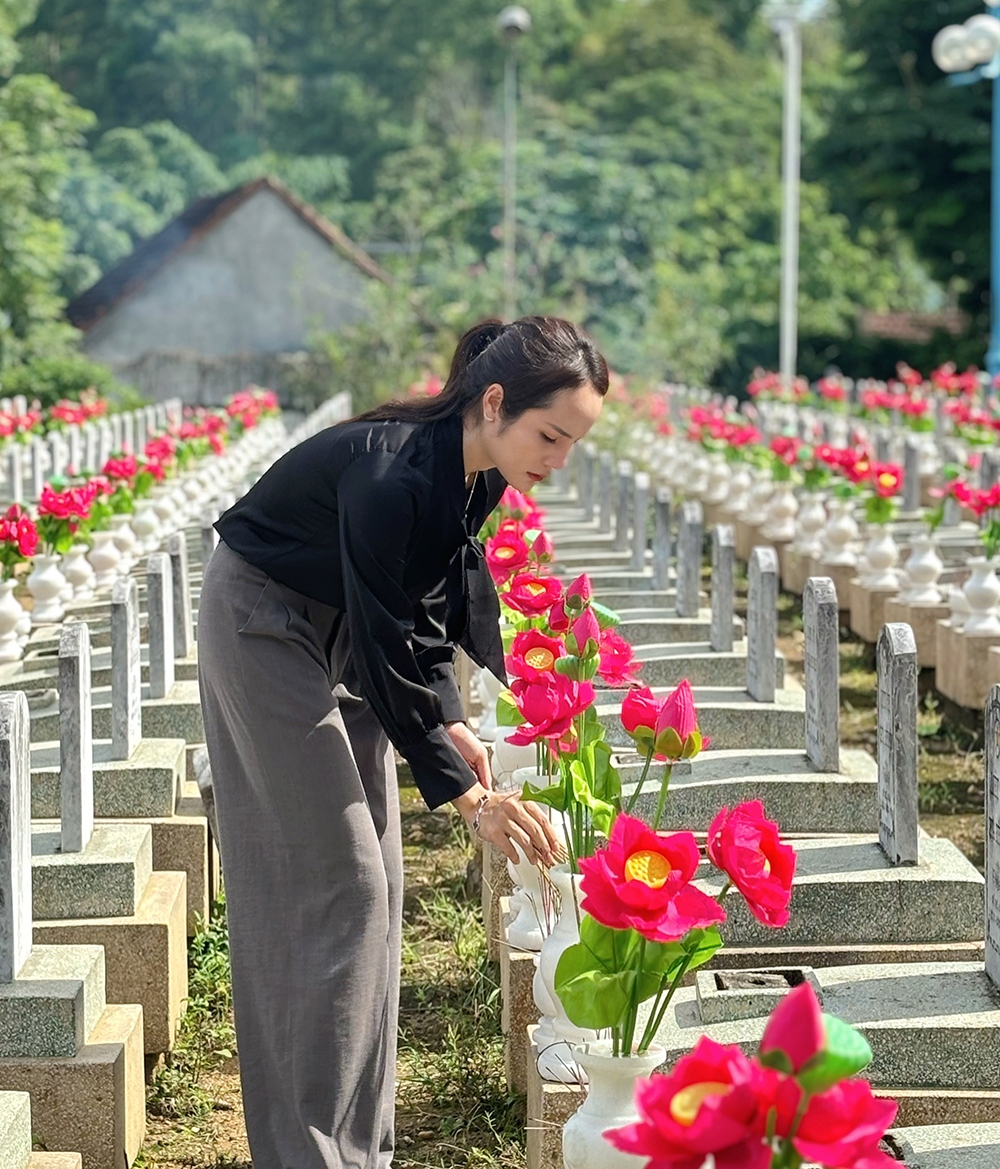 hoa khoi tra my dang huong, tri an anh hung liet si tai nghia trang mien trung hinh anh 3